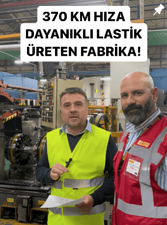 Cengiz Demir ve Pirelli çalışanı, Pirelli fabrikasındaki üretim hattında Audi için üretilen OEM lastiğini tanıtıyor